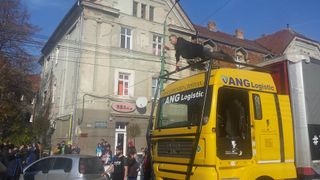 Premiera la Timisoara! Un iluzionist a levitat deasupra unui tir de 13 tone aflat in mers. Imagini spectaculoase