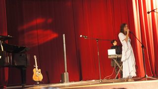 Valerie Ciolos are in viata artistica alt nume de scena! Putini sunt cei care o recunosc pe sotia premierului in aceasta ipostaza