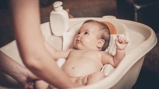 Cercetatorii spun ce le lipseste copiilor nascuti prin cezariana