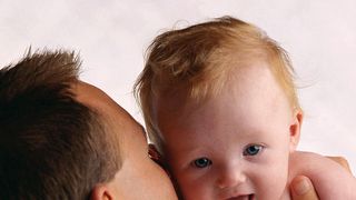 Un iesean incaseaza lunar 47.000 de lei de la stat. Suma reprezinta indemnizatia de crestere a copilului