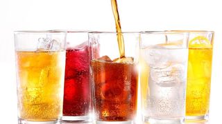 Sigur bei si tu astfel de bauturi. Sunt o adevarata otrava care macina oasele! Uite cum reactioneaza organismul cand bei asa ceva