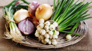 10 intrebuintari uimitoare ale cepei. Ce minuni face banala leguma, cate boli trateaza si cum e indicat s-o consumam