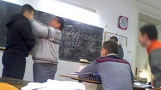 Profesorul de religie acuzat ca a lovit trei elevi la ora si-a recunoscut vina. El a demisionat si i s-a deschis dosar penal