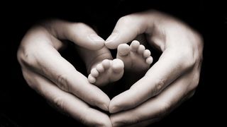 O mama, datoare statului roman pentru ca a strans bani sa-si ajute fiica bolnava. Copilul a murit, iar femeia a ramas cu datoria