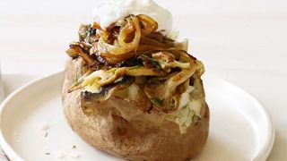 Cartofi deliciosi umpluti cu ciuperci. Reteta festiva pentru Sfantul Andrei, un deliciu de post