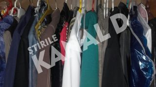 Hainele cantaretei au ramas, ordonate, in dulap