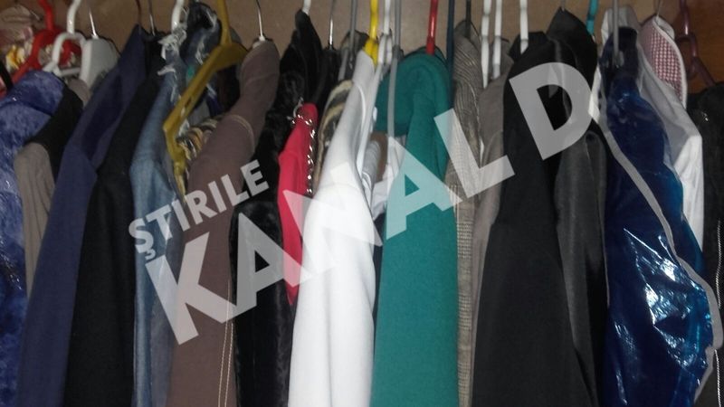 Hainele cantaretei au ramas, ordonate, in dulap