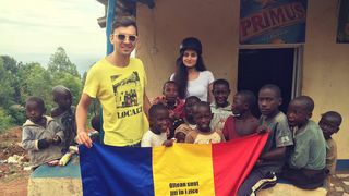 Povestea romanului din Caracal care a plimbat tricolorul Romaniei in peste 80 de tari: „Avem lucruri frumoase in tara. Altii n-au nimic verde, nu au apa potabila, nu au strazi deloc, nu au libertate"