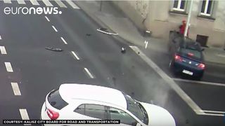 Protejata de un stalp. O femeie a fost la un pas sa fie strivita de o masina, dar a scapat ca prin minune