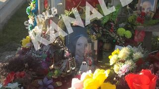 Mormantul artistei ucise in incendiul de la Beirut, impodobit pentru Craciun! Mama fetei l-a ornat cu globuri, beteala, jucarii si coroane!