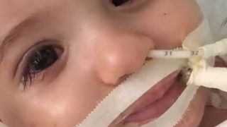 O fetita in varsta de un an s-a trezit din coma la 10 zile dupa ce medicii au vrut sa o deconecteze de la aparate