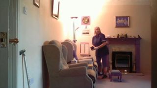 VIDEO: O ingriitoare fura bani din portofelul batranului de care trebuia sa aiba grija