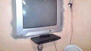 Un vasluian a vrut sa tina pasul cu tehnologia si si-a facut plasma din televizorul normal. Cum arata "ultima fita"