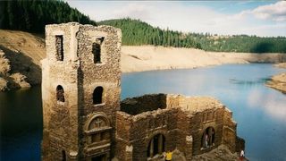 Povestea bisericii de sub ape din Transilvania. A fost sacrificata de regimul comunist, dar a ramas in picioare peste decenii