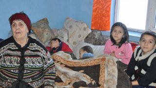 Povestea emotionanta a cinci frati crescuti de strabunica intr-o garsoniera cat o cutie de chibrituri