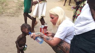 Femeia-erou care a salvat un copil malnutrit de la moarte, i-a detronat pe Obama si Papa Francisc in topul persoanelor cu cea mai mare putere de inspiratie