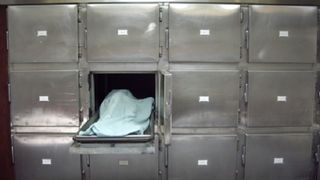 Un tanar de 28 de ani a fost declarat mort din greseala si inchis intr-un congelator mortuar. In cele din urma, el a decedat