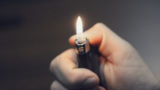 O eleva a ajuns la spital cu arsuri grave, dupa ce un coleg i-a dat foc la par