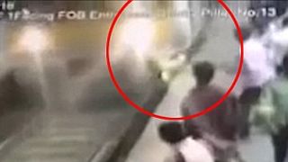 VIDEO: O tanara a murit strivita de tren dupa ce un barbat a impins-o de pe peron