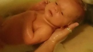 O femeie a nascut in cada, in timp ce isi facea baie. "In trei minute bebelusul meu era langa mine"