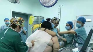 16 medici si asistente medicale au ajutat o femeie de 140 de kilograme sa nasca