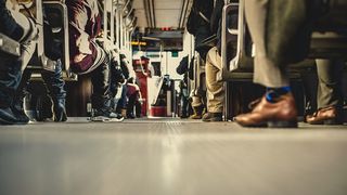 Soferul unui autobuz a tipat la o mama cu doi copii sa coboare imediat, deoarece micutii plangeau