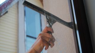 Curatenia de Craciun a ucis o femeie de 74 de ani din Gorj. Aceasta a cazut de la etaj in timp ce stergea geamurile