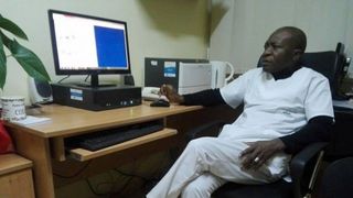 Povestea lui Henry, "doctorul de ciocolata" care s-a indragostit definitiv de Romania. Este medic primar si a operat 7000 de copii romani