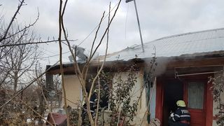 Giurgiu: Copil de trei ani, gasit mort langa usa casei in urma unui incendiu. Micutul era singur in locuinta