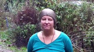 Boala neobisnuita care tine o femeie blocata in casa! Este alergica la WiFi si la telefoane mobile