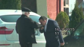 Iasi: Un barbat i-a pupat mana unui judecator corupt, dupa ce i-a dat spaga. Curcani, vin si 25.000 de euro