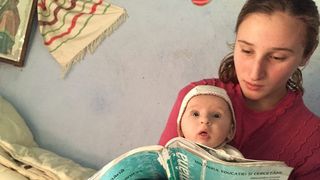 La numai 13 ani o fetita din Botosani a devenit mama. Ea isi creste bebelusul intr-un fost grajd