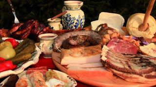 Recomandarile medicilor pentru mesele de Sarbatori. Ce trebuie sa contina trusa de urgenta, in cazul exceselor alimentare