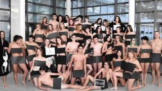 Au facut poza de final de an scolar dezbracati. 36 de elevi si doi profesori au pozat nud pentru poza de final de liceu