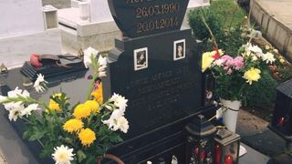 Crucea de la mormantul Aurei este plina de medalii