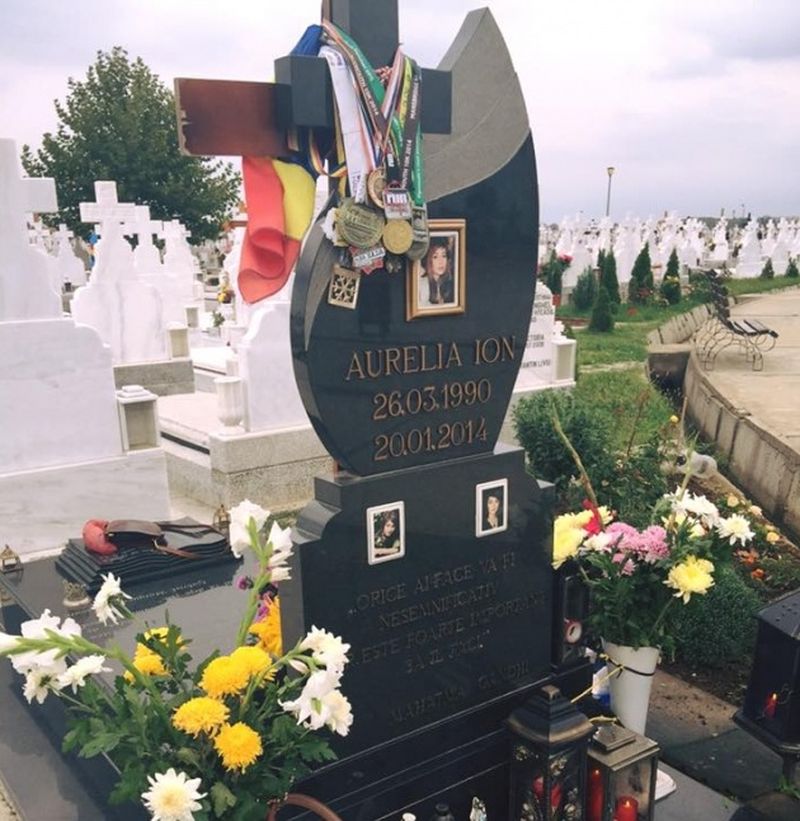 Crucea de la mormantul Aurei este plina de medalii