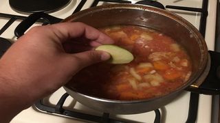 Ai pus prea multa sare in ciorba? Solutia extrem de simpla care te scoate din incurcatura