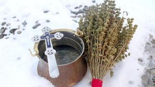 Traditii si superstitii in Ajunul Bobotezei. In aceasta noapte, fetele isi afla ursitul