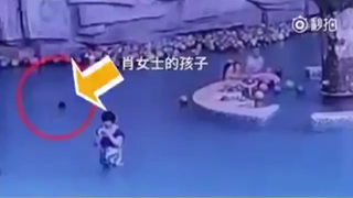 VIDEO: Un baietel de patru ani s-a inecat in piscina in timp ce mama lui butona telefonul la cativa metri