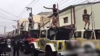 Inmormantare cu muzica si 50 de dansatoare exotice pentru un oficial guvernamental