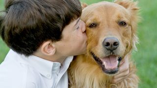 Un baietel de cinci ani cu sindrom Down a fost salvat de cainele familiei, dupa ce s-a blocat intr-un uscator de rufe