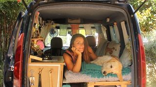A renuntat la slujba si a cheltuit 500 de dolari pentru a-si transforma masina intr-o casa pe roti! Acum, calatoreste in jurul lumii alaturi de cainele ei