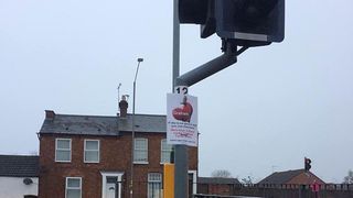 O femeie inselata s-a razbunat pe iubitul ei in cel mai crunt mod posibil! A pus postere cu el in tot orasul. Ce scria pe ele