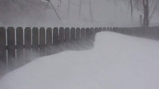 Vaslui: O femeie de 43 de ani a fost gasita moarta in zapada, in fata portii