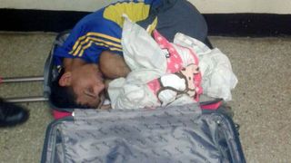 Evadare din inchisoare esuata. O femeie si-a ascuns sotul intr-un troler roz, dar nu a putut sa il care dupa ea