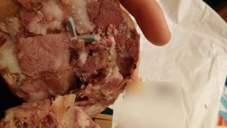 A cumparat toba de porc de la magazin, dar nu se astepta sa gaseasca asta inauntru