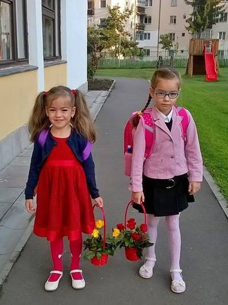 Anastasia, in prima zi de scoala, alaturi de surioara ei mai mica
