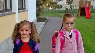 Anastasia, in prima zi de scoala, alaturi de surioara ei mai mica