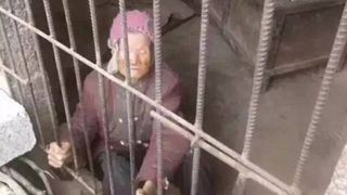 Batrana de 92 de ani, fortata sa locuiasca intr-o cusca murdara de catre nora si fiul ei