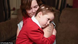 Fetita bolnava fortata de invatatoare sa isi dea peruca jos la ore. "Peruca nu face parte din uniforma scolara"